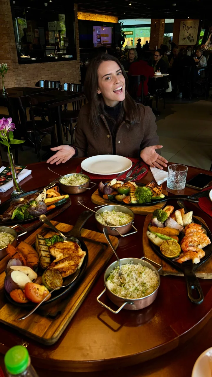 Elize à mesa do Coco Bambu com os pratos do menu Potência de Sabor
