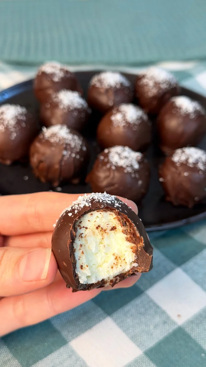 Bombons de coco com cobertura de chocolate