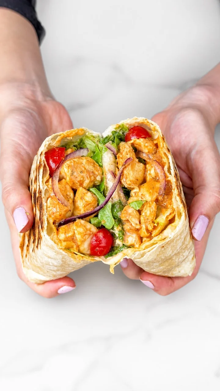 Wrap com frango e salada cortado ao meio