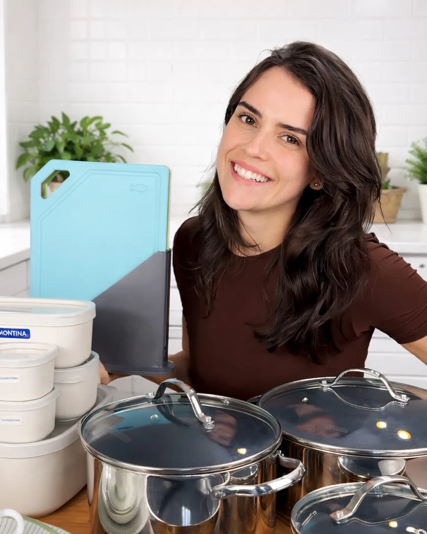Elize sorrindo com produtos Tramontina para mesa e cozinha