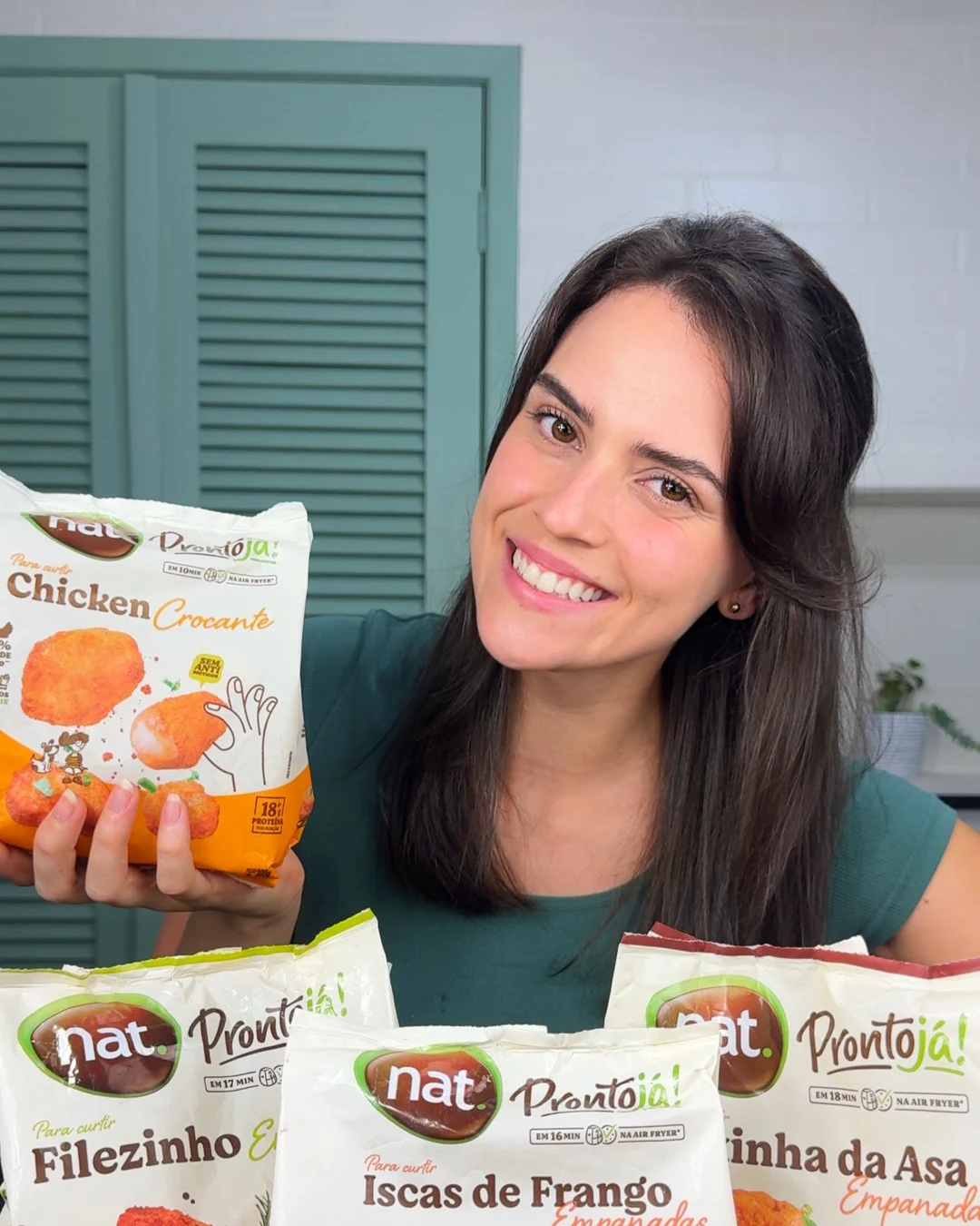 Elize na cozinha apresentando produtos Nat sobre a bancada